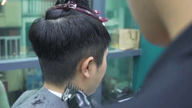 小哥到专业男士理发店剪发,全方位的剪发服务感觉相当满意!