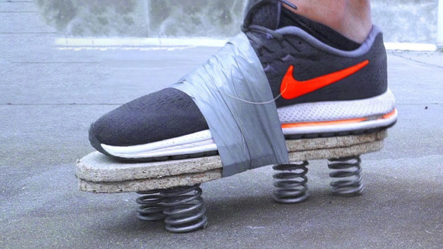 在鞋底装弹簧,还可以正常走路吗?牛人亲测,网友:太会玩了!