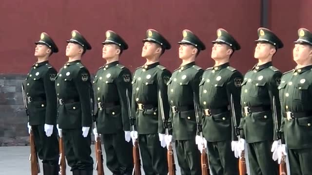 三军仪仗队训练站军姿个个昂首挺胸身姿挺拔气势太帅了