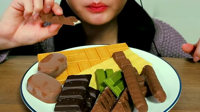 吃货小姐姐,吃一盘冰冻的巧克力,品种多样,很是美味