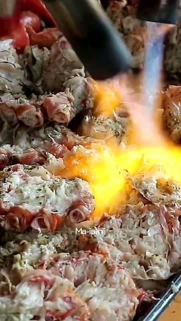 在火焰下炙烤的红雪蟹,蟹味太香了,色泽鲜艳诱人,忍不住想吃了!