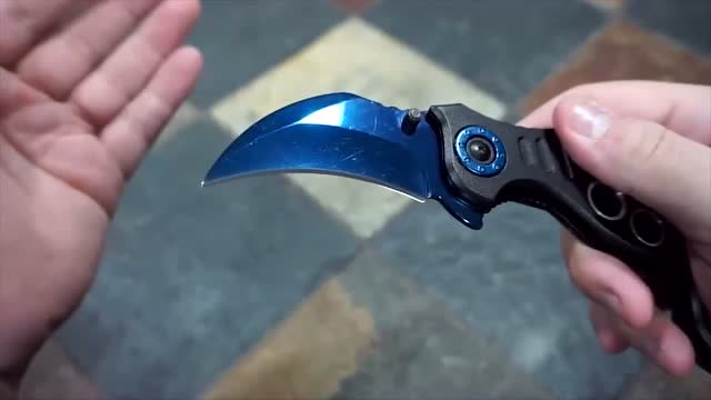 开箱一把战术鹰爪匕首,造型设计炫酷个性,绝对价值不菲