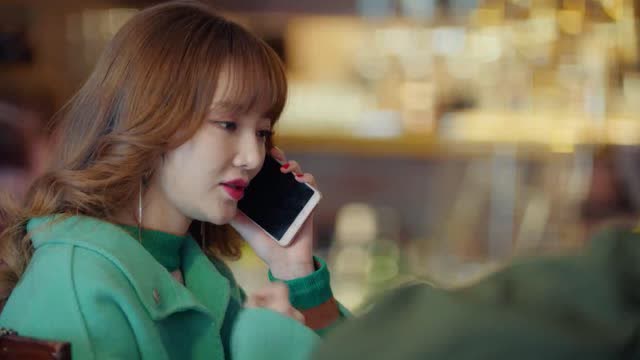 《黄金瞳》王栎鑫在家悠哉玩游戏 没事了再给刘佳打电话撩一下