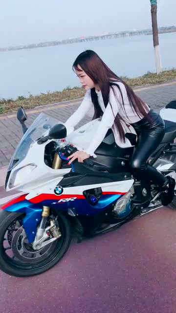 骑摩托车的帅气小姐姐,网友:这样的她真是美啊!