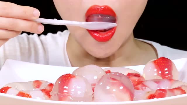 小姐姐吃q弹水嫩的草莓果冻,看起来晶莹剔透口感超级赞