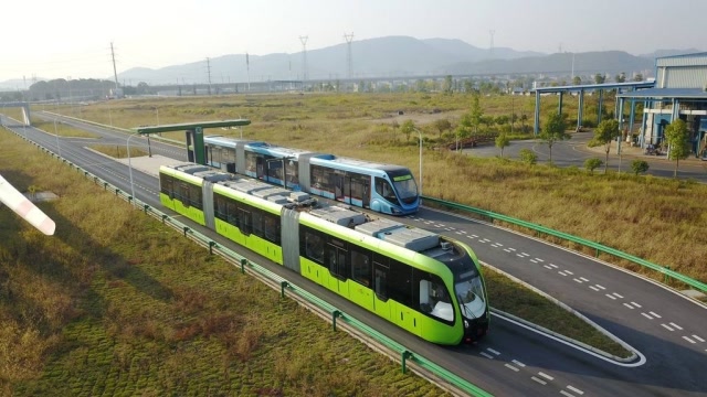 中国发明"无轨列车",一次承载500人,充电10分钟跑25公里!
