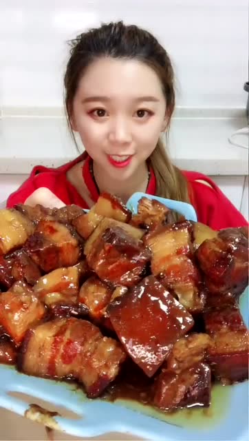 普通的一盘红烧肉,这个吃播妹子却吃出了我吃不起的样子