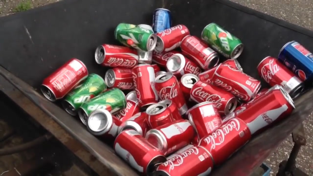 原来国外都是这样回收废品易拉罐的,网友:听说价钱很好