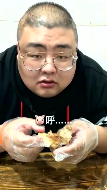 大胃王红雨老师:大骨头28元一位?老板的眼神充满了心酸和无奈!