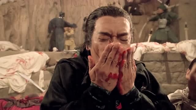 青翼蝠王韦一笑在打斗过程中,还不忘吸血,原来是有自动回血功能啊