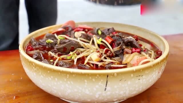 秋妹煮毛血旺,和摄影师抢着吃,真过瘾!