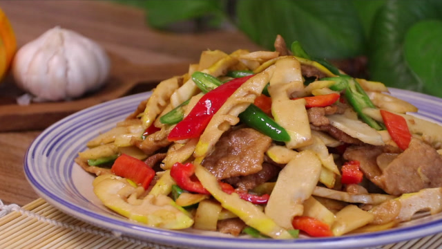 教你做一道好吃又营养的竹笋肉片