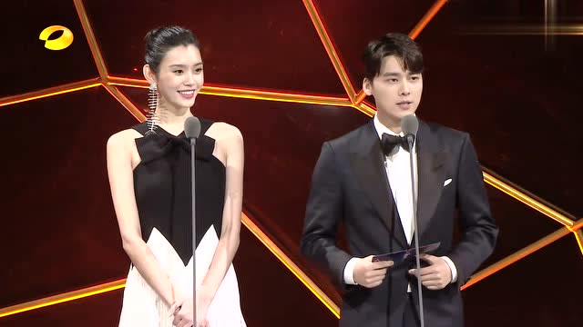 李易峰说跟杨紫合作的感受满脸宠溺,她娇羞的捂脸笑,太可爱了!