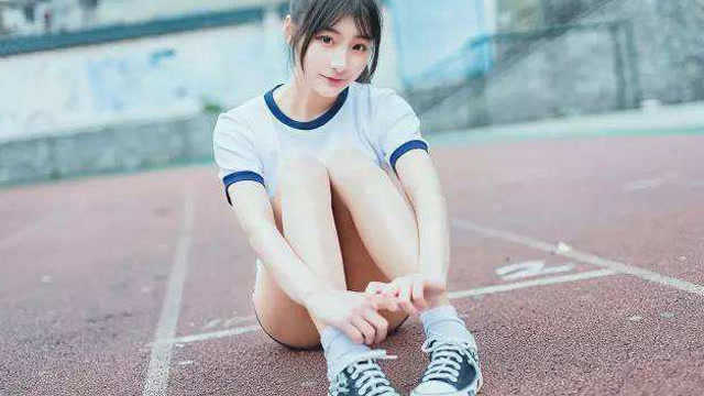 是心动的感觉!长腿校花演绎《gee》撩人心扉