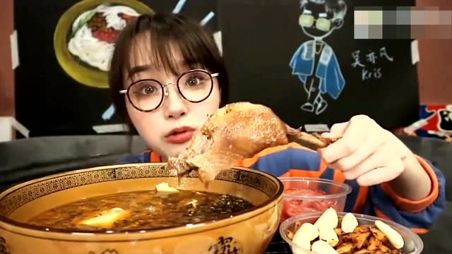 吃播大胃王,上海美女阿尤,吃自制大碗宽面和鸭腿,吃饭真爷们!