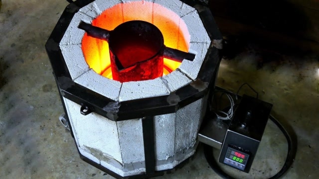 国外大神自制熔铁炉,还能数控温度,网友:下班烧烤不怕烤糊了!