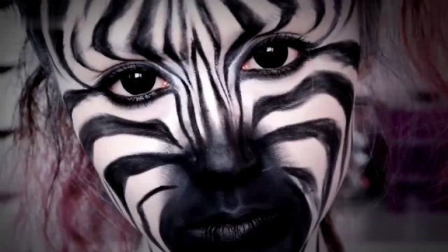 外国美妆大神化上斑马妆,涂上黑白颜料后,网友:给跪了!