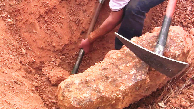 老外在地下挖到一块怪石,出土的那一刻,才发现事情不对劲!