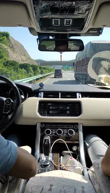 新手,第一次开着路虎揽胜上高速,大家觉得开车技术咋样?