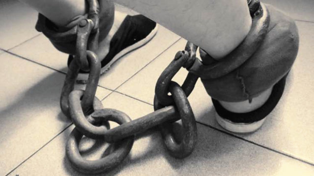 被判死刑的犯人佩戴的脚镣到底有多重说出来你可能都不信