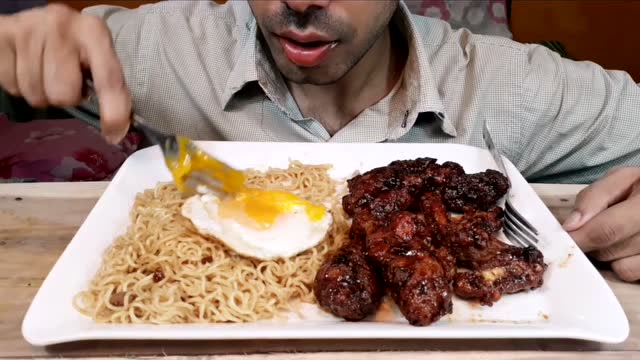 印度人吃播吃泡面和鸡腿啦