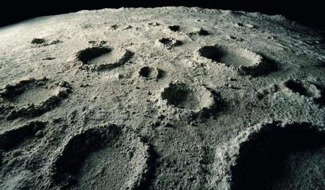 月球的诡异之处图片