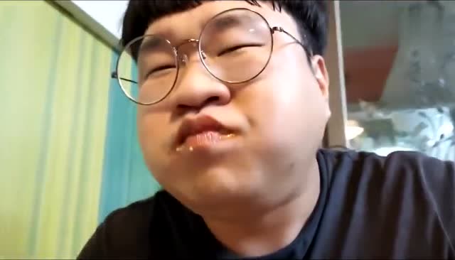 韩国吃货胖子, 去朋友家蹭饭吃辣炒年糕和排骨, 胖子大开吃戒(1)