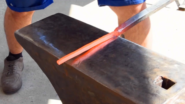 一根铁棒烧红了锤半天,锻造一个钥匙扣,网友:这样的更有灵魂吗