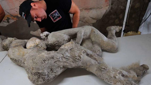 最可怜的一对情侣化石,路人看到他们的姿势,纷纷泪目!