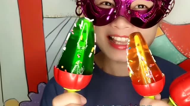 美女吃辣椒果冻,看着就很好吃的样子啊!