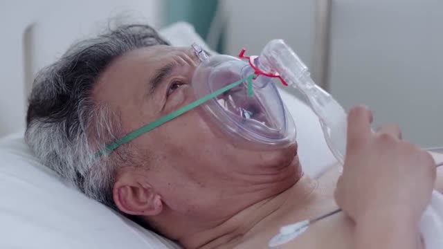 自备纸巾,父亲为了不让女儿救自己,亲手拔了自己的氧气管