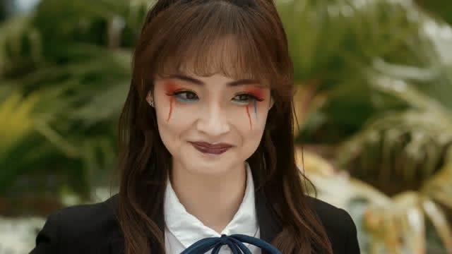 玛丽学园安希妍按照比赛规定留下了西门珍妮的素颜照