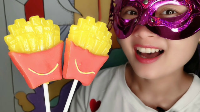 妹子吃"薯条棒棒糖",色美味甜有创意,连盒一起痛快吃