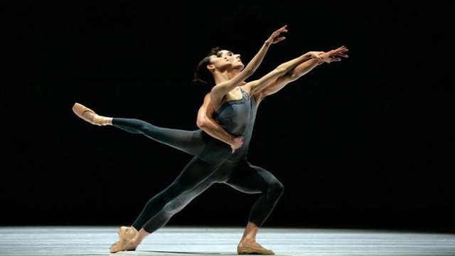 "硬核"的俄式双人舞!一个"大托举",女舞伴都害羞了