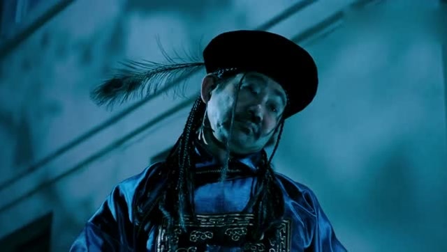 小胡子是僵尸大boss,僵尸喝人血,他却以僵尸的血为生