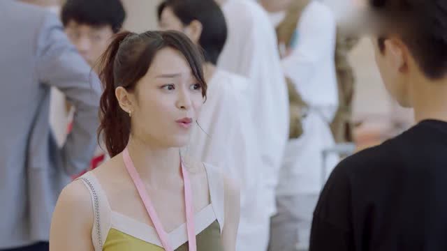 绿茶女死缠着总裁,怎料总裁心里只有小女友,霸气拒绝和她谈话