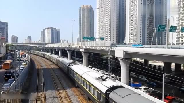青岛上海路天桥胶济铁路火车随拍