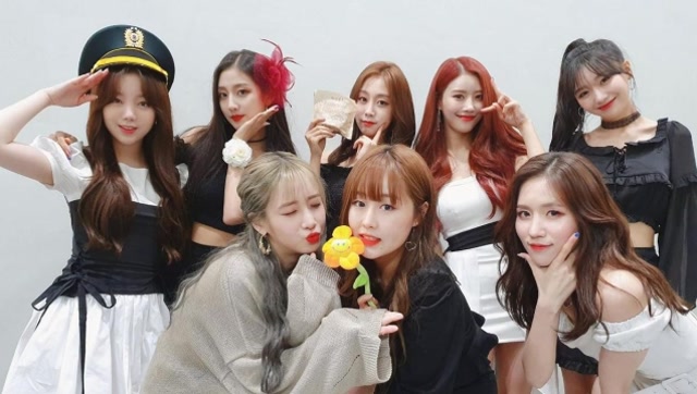 lovelyz女团身穿学生装,满满的青春活力,让人看得入迷