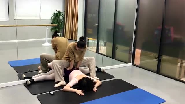 舞蹈生哪有那么容易啊撕腿撕胯哪一样不是痛不欲生