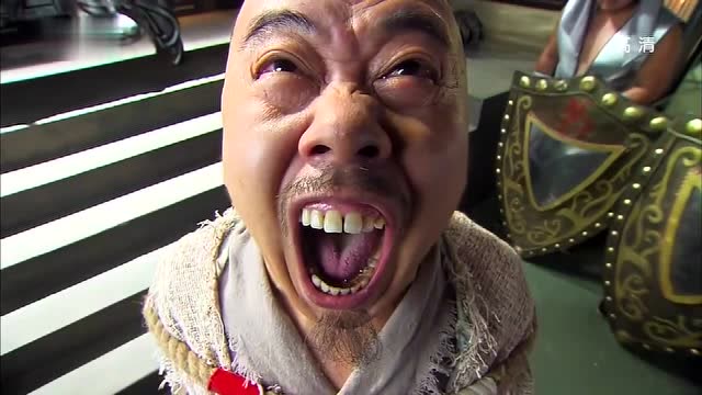 看着心上人受辱,程门雪受不住了,直接从矮穷矬变身狼妖!