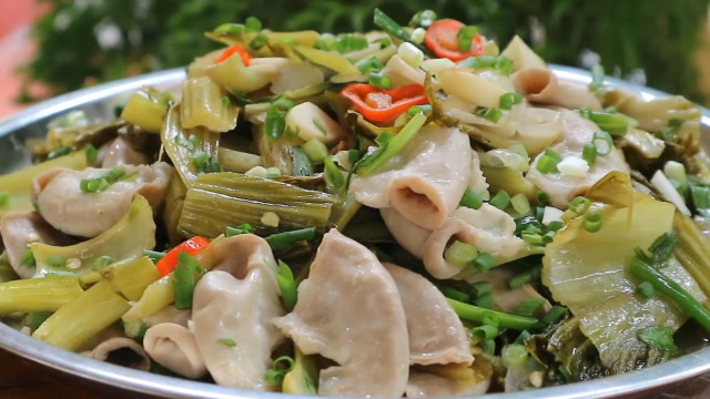 看似一道简单的酸菜炒粉肠,却不知它是一道下饭神器!