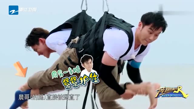 奔跑吧:李晨黄旭熙高空脱袜,姿势销魂,表情丰富!