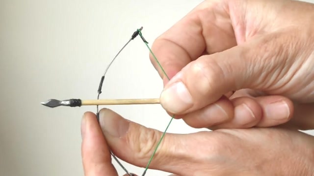 牙签做成的迷你弓箭威力有多大?小伙大胆尝试,结果让人不忍直视