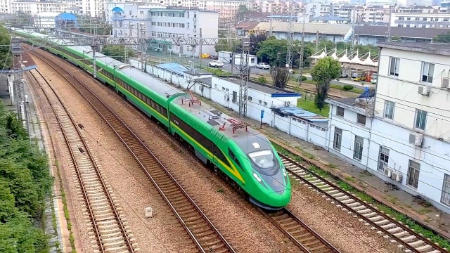 跑在普速铁路上的绿巨人动车杭州至北京d718次通过艮山门站