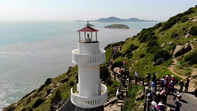 嵊泗列岛泗礁本岛最东端——六井潭,航拍崖壁陡峭处的美丽灯塔