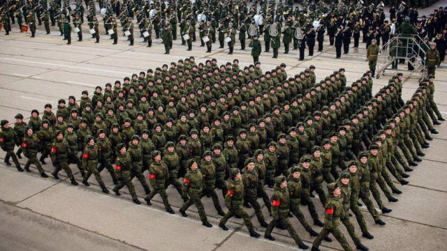 美俄大战一触即发!俄罗斯上万士兵进入战备,7国联军奔赴俄本土