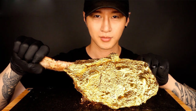 大胃王吃奢华的24k金战斧牛排,金光闪闪味道惊艳味蕾