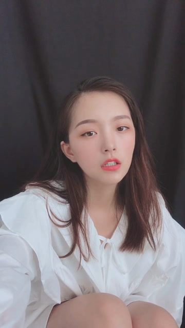 今天又是倩妮自恋的一天!