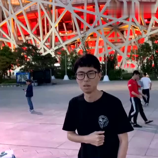 网红b哥离开北京,离别时b哥在鸟巢这样做,路人:兄弟走好