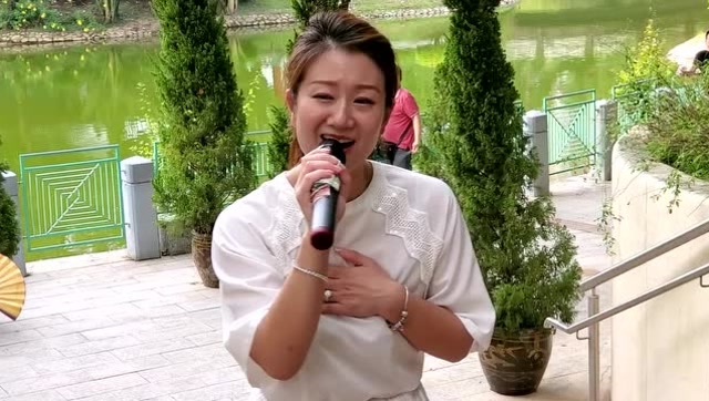 女歌手芯仪深情演唱《为你等待》好听极了